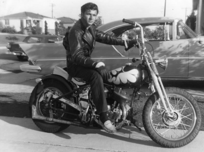 Dick Dale Harley Davison Marka Bobber Motosikletiyle, 1941