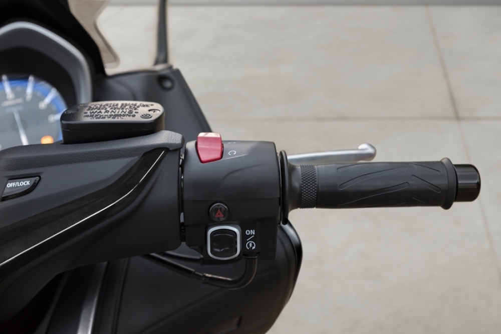 TMAX SX SE