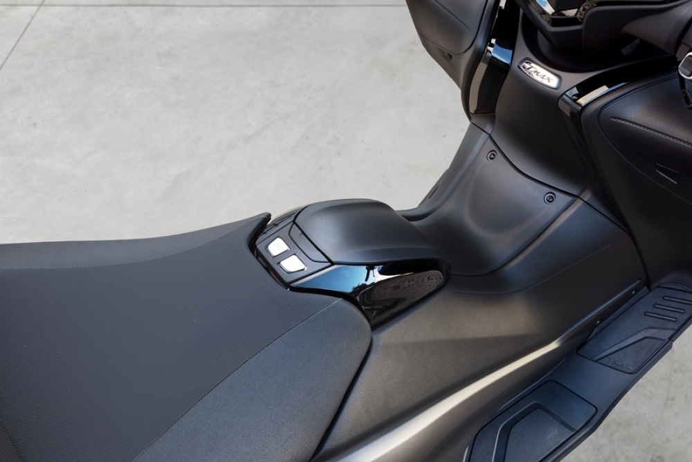 TMAX SX SE