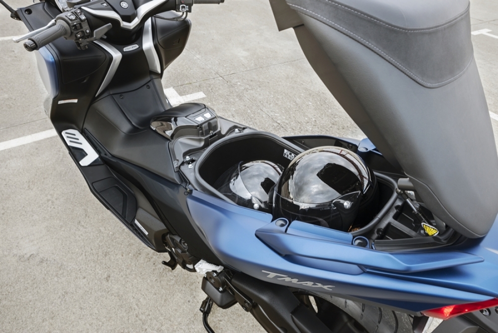 TMAX SX SE