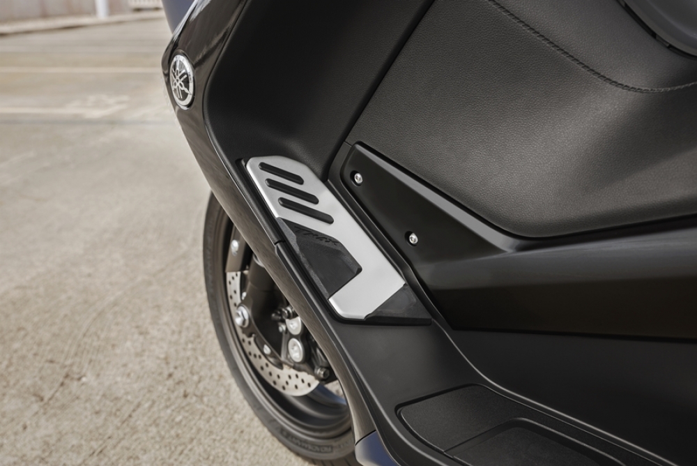 TMAX SX SE