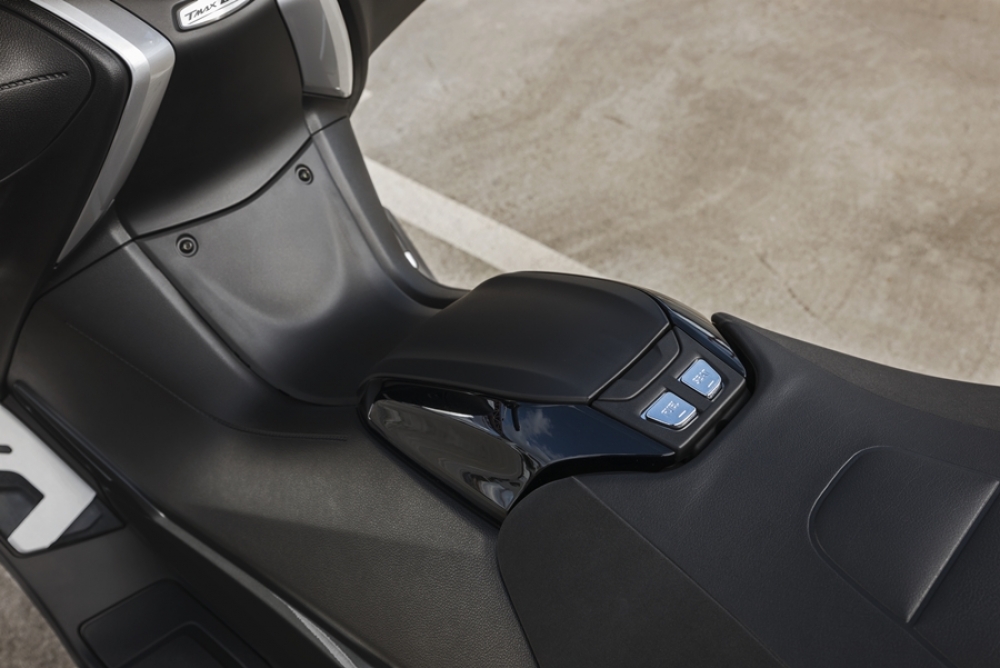 TMAX SX SE