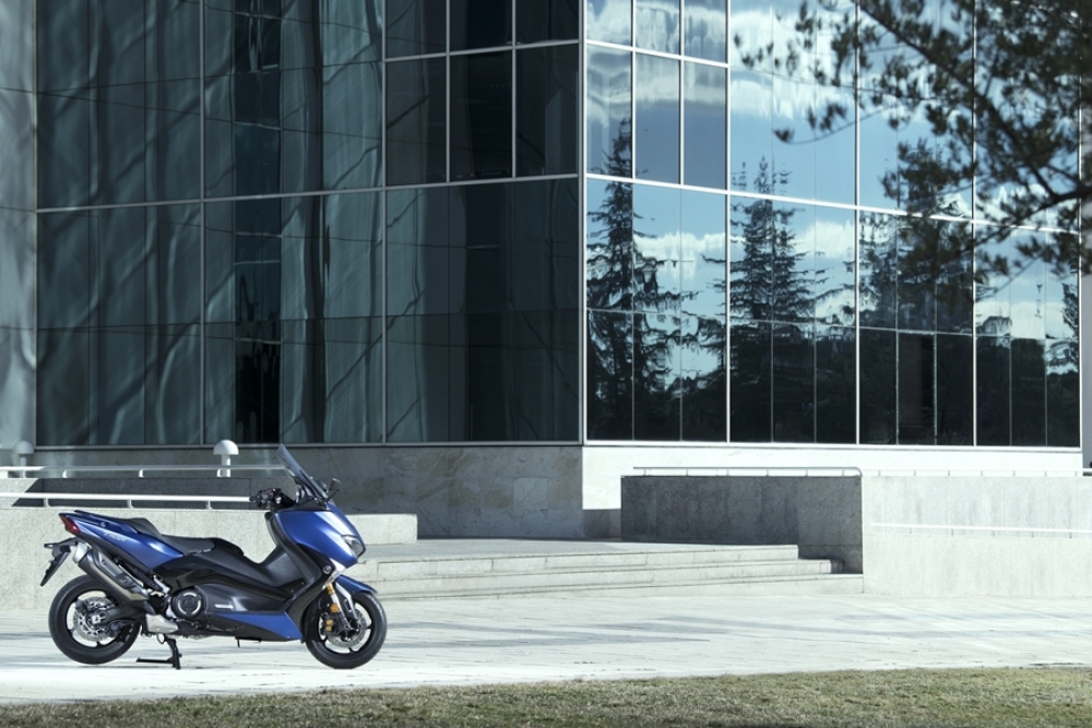 TMAX SX SE
