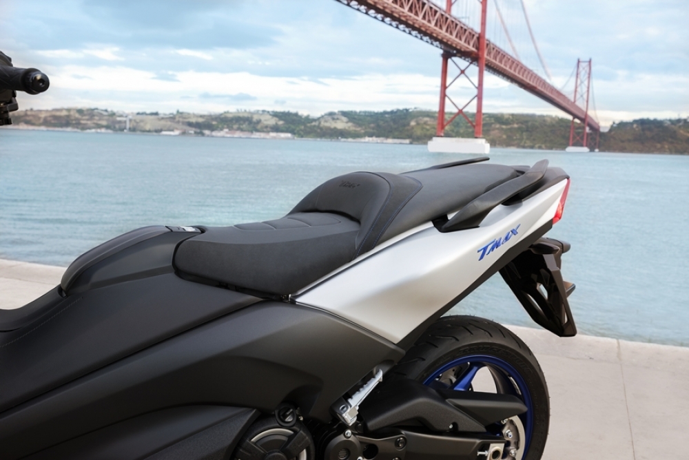 TMAX SX SE