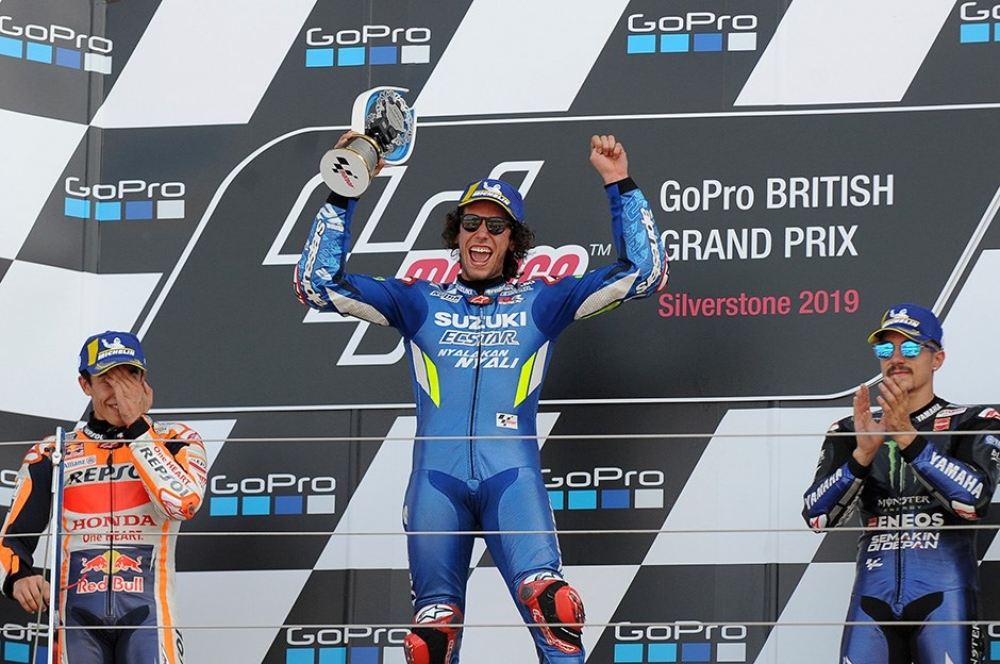 Silverstone MotoGP: Rins, Marquez'i Son Virajdaki Harika Atağıyla Yendi!