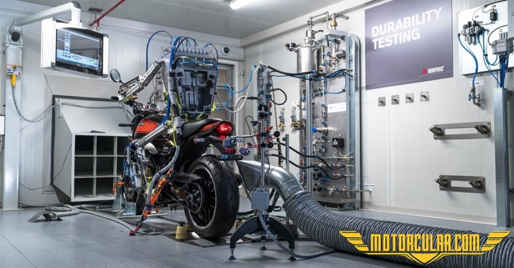 Akrapovic'in Robotik Dyno Sürücüsü