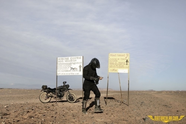 El Solitario nun Sahara Çölündeki Custom Harley'leri