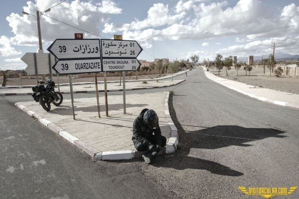 El Solitario nun Sahara Çölündeki Custom Harley'leri