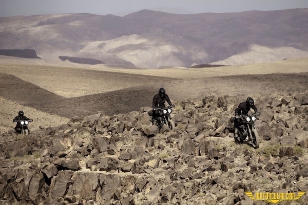 El Solitario nun Sahara Çölündeki Custom Harley'leri