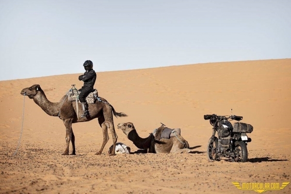 El Solitario nun Sahara Çölündeki Custom Harley'leri