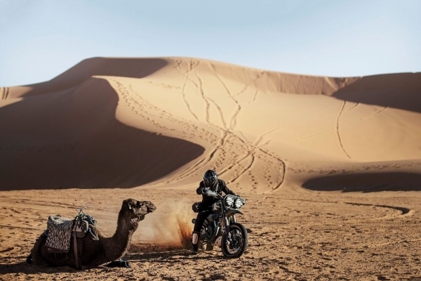 El Solitario nun Sahara Çölündeki Custom Harley'leri
