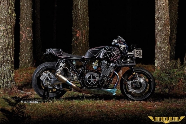 El Solitario nun Sahara Çölündeki Custom Harley'leri