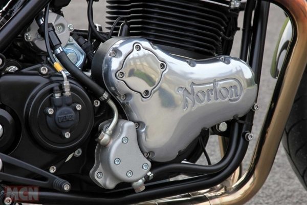 Norton Commando 961 Street