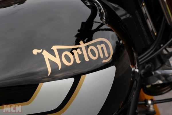 Norton Commando 961 Street