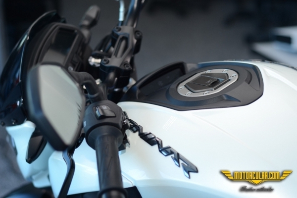 Bajaj Dominar 400 Gidon